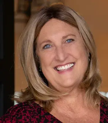 Portrait of Cyndi Cummings, Broker Associate.