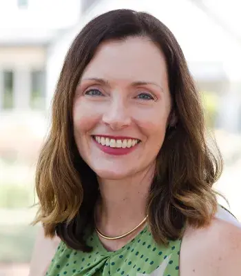 Portrait of Debbie Trominski, Broker Associate for The Right Team.