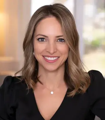 Portrait of Elisabeth Hay, REALTOR®.