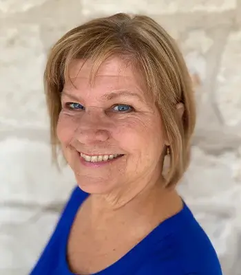 Portrait of Lauri Thomas, REALTOR®.