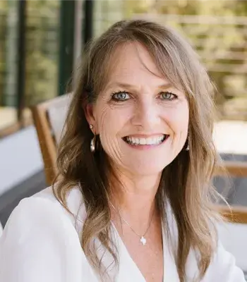 Portrait of Lauri Schroeder, REALTOR®.