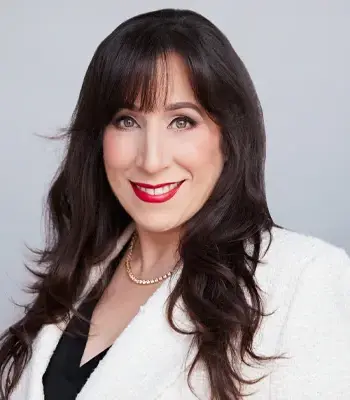 Portrait of Lili Guzman, REALTOR®.
