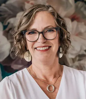 Portrait of Laura Olesen, REALTOR®.
