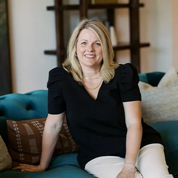 Portrait of Holly Morris, Broker Associate